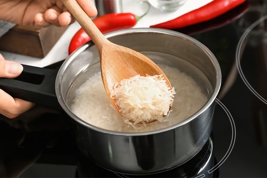 Nấu cơm bằng nước nóng hay nước lạnh ngon hơn?