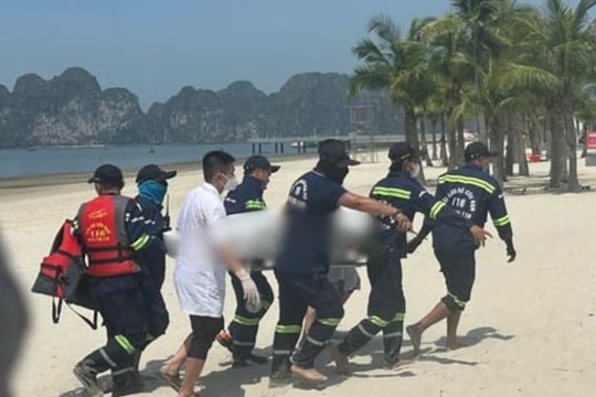 Tìm thấy thi thể người cha mất tích khi đi tắm biển cùng con tại Hạ Long