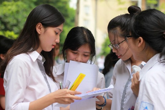 Nguyện vọng xét tuyển đại học tăng vọt, điểm chuẩn biến động khó lường