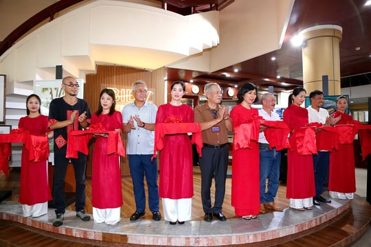 Khai mạc triển lãm mỹ thuật 'Quê hương tươi đẹp' tại Đồ Sơn