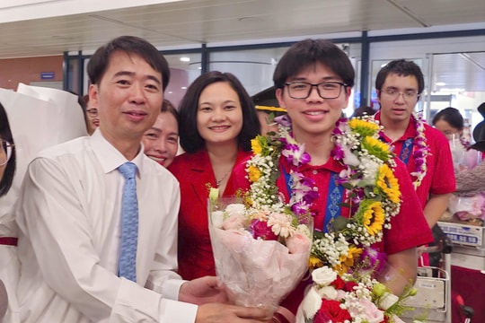 Đón Nguyễn Hữu Thành đoạt giải bạc Olympic sinh học quốc tế