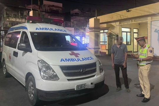 Lái xe cứu thương không có bằng lái