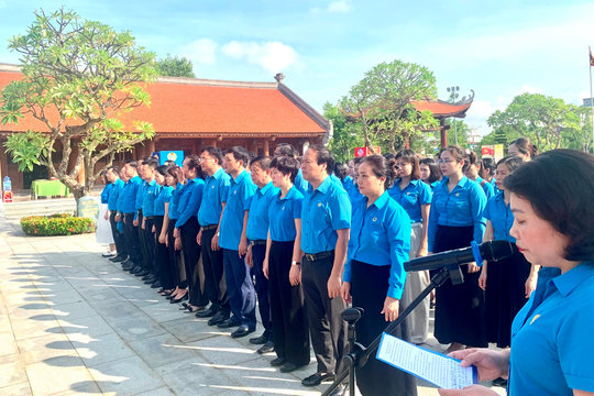 Dâng hương tưởng nhớ đồng chí Nguyễn Đức Cảnh