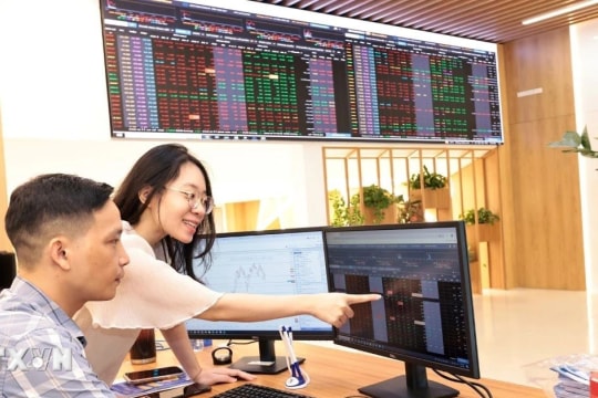 VN-Index bật tăng vượt mốc 1.500 điểm, nhóm tài chính dẫn dắt đà tăng