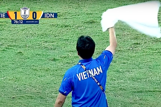 Vì sao trợ lý huấn luyện viên U23 Việt Nam vẫy khăn trắng?