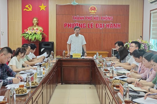 Đồng chí Lê Anh Quân kiểm tra công tác chuẩn bị Đại hội Đảng bộ phường Lê Đại Hành
