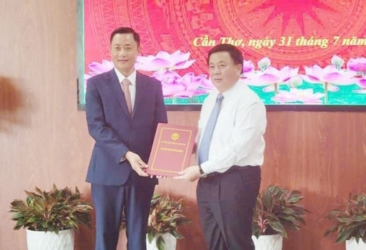 Ủy viên Bộ Chính trị Nguyễn Xuân Thắng trao quyết định về công tác cán bộ