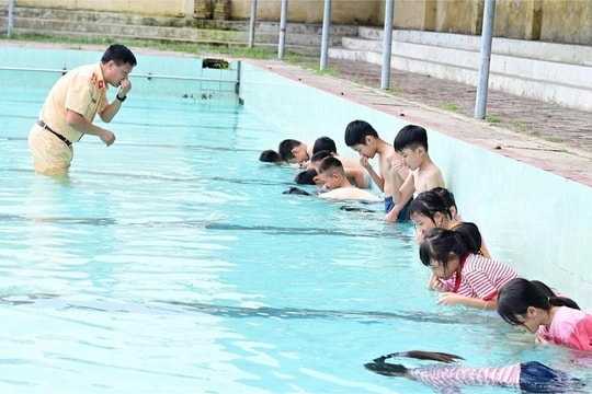 Dạy bơi miễn phí cho trẻ em khó khăn ở Nam Triệu