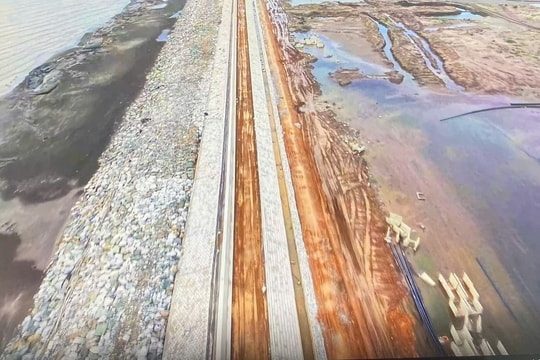 Over 80% of Nam Dinh Vu coastal dyke construction completed