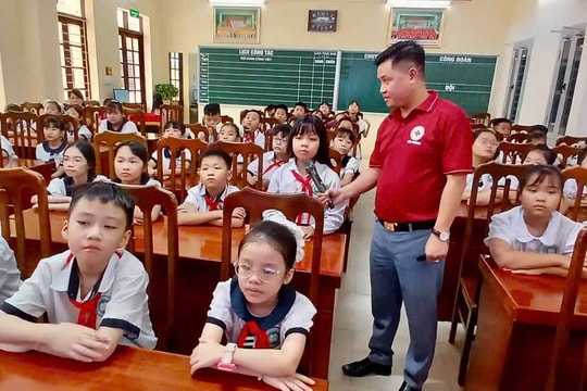 Trang bị kỹ năng sơ cứu cho học sinh tiểu học Đông Hải 1