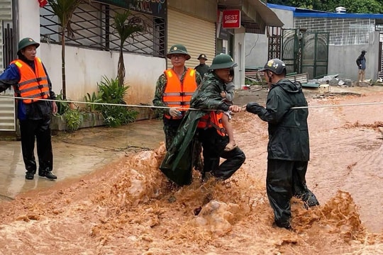 Hiện trường tan hoang sau trận lũ kinh hoàng khiến 12 người chết và mất tích
