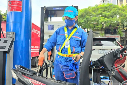 Người mua dè dặt trong ngày đầu thí điểm bán xăng E10
