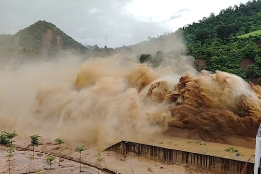 Thủy điện ở Điện Biên xả lũ, 300 hộ dân sơ tán khẩn cấp