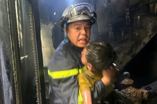 Cứu 3 cháu nhỏ mắc kẹt trong đám cháy ở Hà Nội
