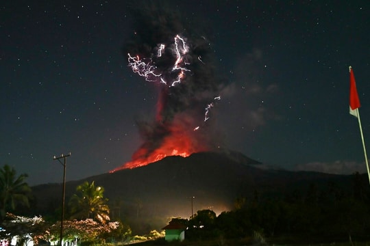 Núi lửa Indonesia phun trào, tro bụi bốc cao 18 km