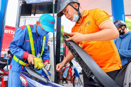Gần 10.000 lít xăng E10 được tiêu thụ trong ngày đầu bán ở Hà Nội, Hải Phòng