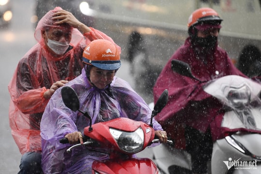 Miền Bắc hứng mưa lớn xối xả ngay sau nắng nóng ‘đổ lửa’ vượt 39 độ