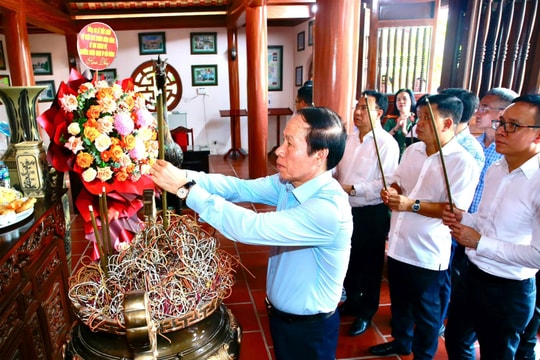 Bí thư Thành uỷ Lê Tiến Châu dâng hương tại Nhà tưởng niệm Bác Hồ ở xã Trần Phú