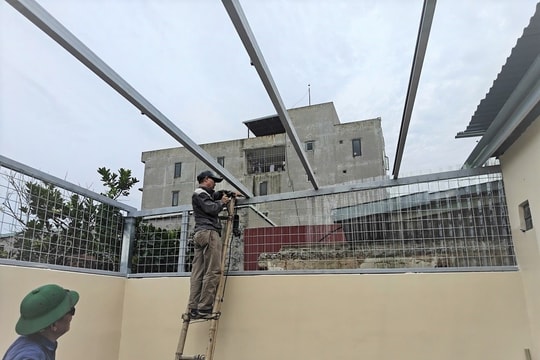 Người dân tự tháo dỡ công trình vi phạm trên kênh Tân Hưng Hồng