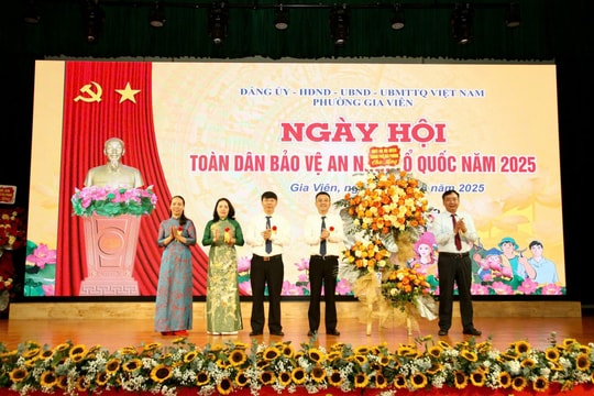 Đồng chí Trần Văn Quân dự Ngày hội toàn dân bảo vệ an ninh Tổ quốc ở phường Gia Viên
