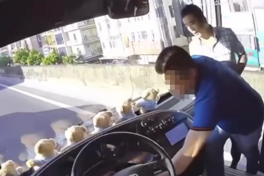 Tạm giữ hình sự lái xe rút chìa khoá xe khách, khiến hàng chục người kẹt trên đường