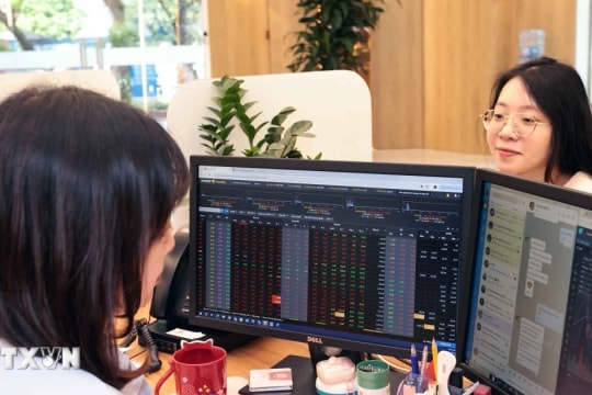 VN-Index lên đỉnh lịch sử, cổ phiếu ngân hàng dẫn dắt đà tăng