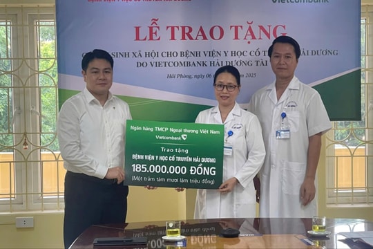 Vietcombank tặng máy đăng ký khám bệnh tự động cho Bệnh viện Y học cổ truyền Hải Dương
