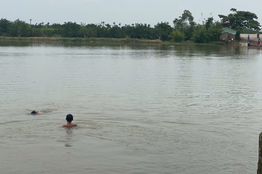 Nguy hiểm trẻ em tắm sông