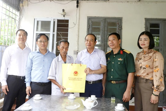 Lãnh đạo Đoàn Đại biểu Quốc hội thành phố Hải Phòng tặng quà gia đình nạn nhân chất độc da cam