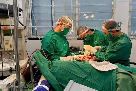 Bệnh viện Hữu nghị Việt Tiệp phẫu thuật nối tay đứt rời cho người đàn ông