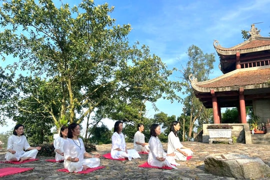 Trải nghiệm thiền trên đỉnh Bàn Cờ Tiên