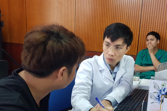 Người đàn ông trẻ bất ngờ nhận chẩn đoán ung thư sau vài lần đốt 'nốt ruồi' ở má