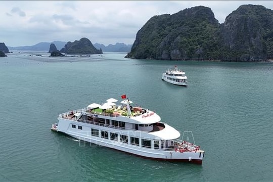 Tàu du lịch trên vịnh Hạ Long lắp đặt thiết bị liên lạc trước 15/8