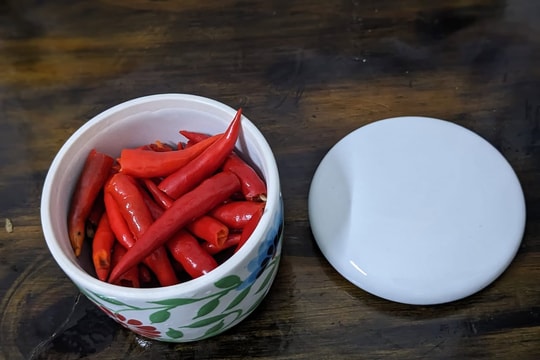 Chỉ bạn cách bỏ hạt ớt siêu nhanh