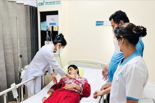 Bác sĩ Việt Nam điều trị thành công với bé gái Campuchia bị chấn thương sọ não