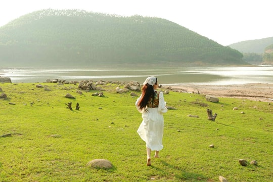 Điểm đến cách Hà Nội 80 km có thác nước mát lạnh, bãi cỏ rộng mênh mông