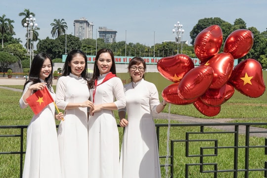 Dậy từ 4 giờ sáng, nhiều bạn trẻ nô nức check-in Lăng Bác dịp kỷ niệm 80 năm Quốc khánh