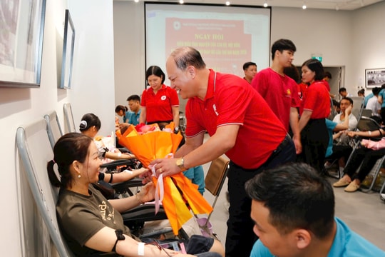 Red Cross officials, members, and volunteers donate 284 units of blood