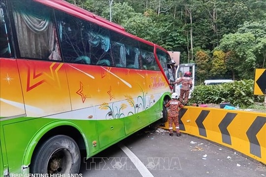 Xe buýt chở du khách Việt Nam gặp nạn tại Malaysia