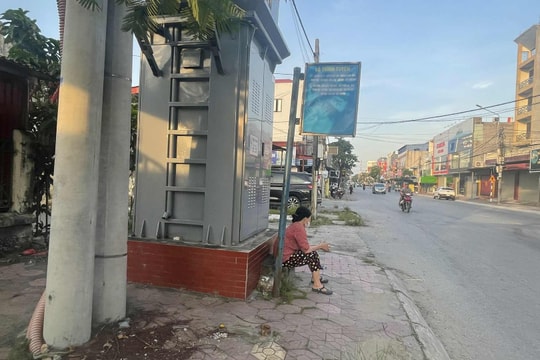 Không bảo đảm an toàn điện tại điểm chờ xe bus khu Trung Lăng, xã Tiên Lãng