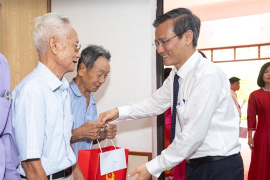 20 gifts presented to policy beneficiary families in Ha Bac commune