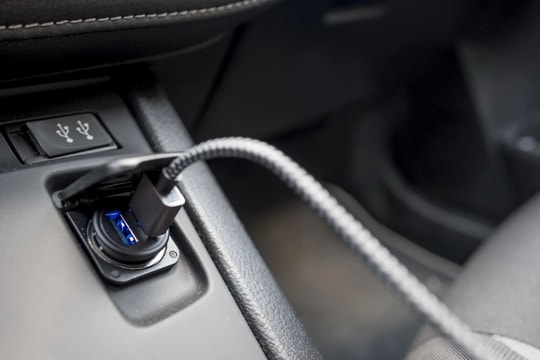Cắm sạc USB trên ô tô có làm hao ắc quy?
