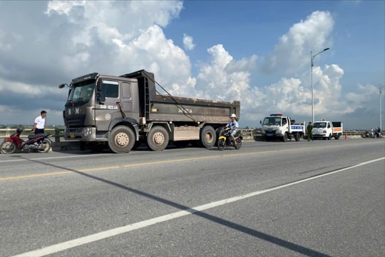 Va chạm với ô tô tải trên cầu Hàn, người phụ nữ đi xe máy tử vong