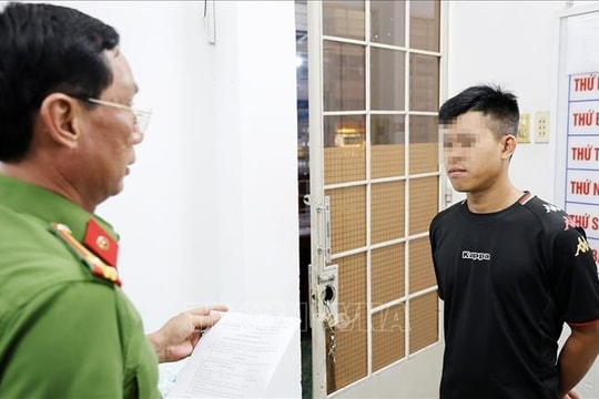 Tạm giữ hình sự thanh niên dùng 'ảnh nóng' khống chế các con nợ