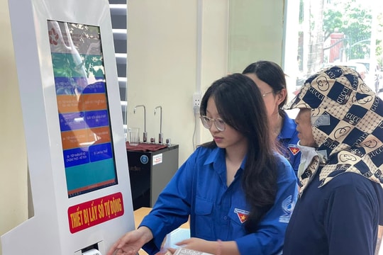 Góp sức trẻ xây dựng chính quyền