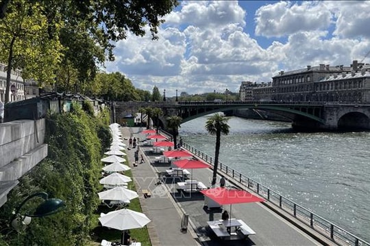 Người dân Paris lại được giải nhiệt ở sông Seine sau một thế kỷ
