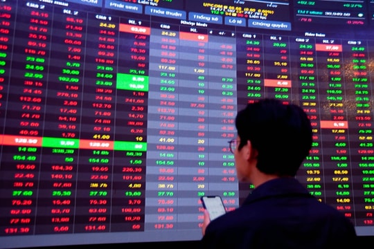 VN-Index chốt phiên rơi gần 11 điểm