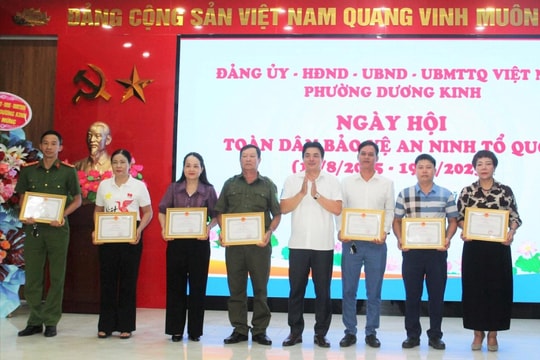 Phường Dương Kinh khen thưởng 7 điển hình trong bảo vệ an ninh Tổ quốc