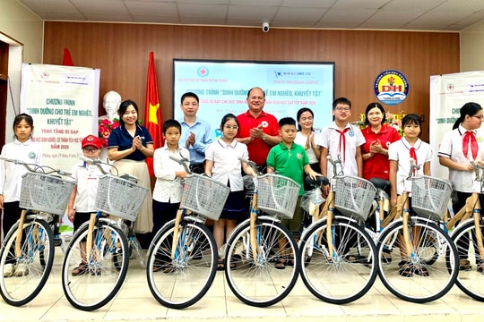 50 bicycles presented to disadvantaged but high-achieving students