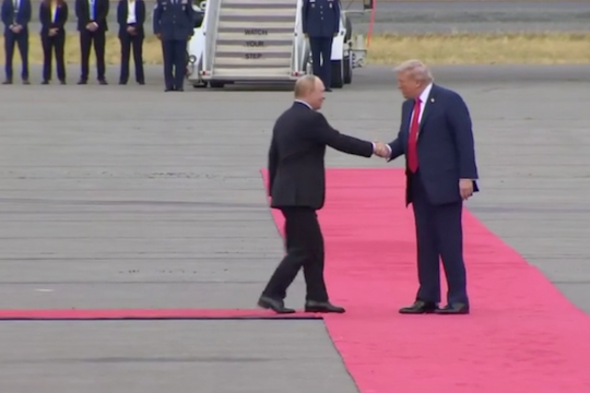 Tổng thống Mỹ Donald Trump đón Tổng thống Liên bang Nga Vladimir Putin ở Alaska